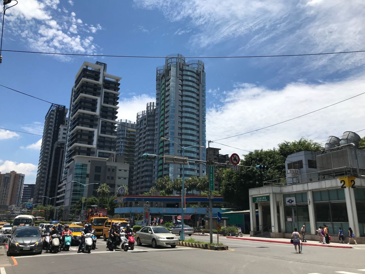 ▲新店區公所站附近有五峰重劃區，又有行政園區建設利多，住宅交易量很大。（圖／信義房屋提供）