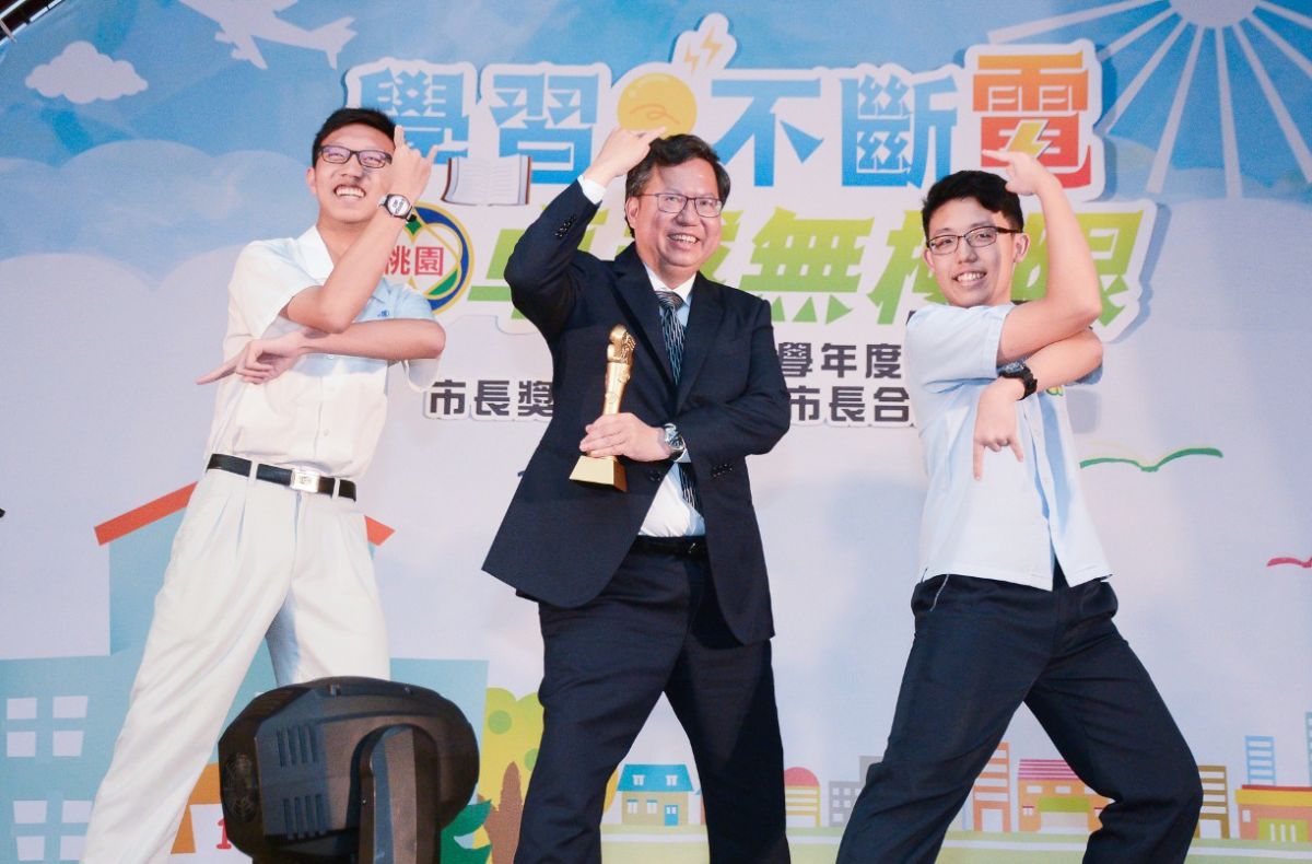 ▲鄭文燦說，他自己並沒有遇到合照的時候嗆聲，倒是常常開放讓孩子可以很自然、很活潑的照相，很多孩子設計的動作很難做，他大部分都會盡量配合。（圖／桃園市政府提供）