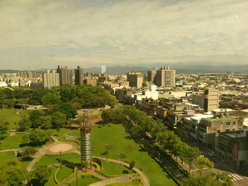 ▲若想購買桃園車站周邊住宅，建議往後站尋覓，綠地多且機能佳。（圖／信義房屋提供）