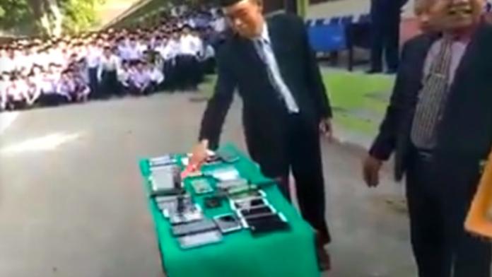 ▲印尼一所宗教學校沒收學生手機後，拿鐵鎚當眾砸爛。（圖／翻攝我們是馬來西亞人臉書）