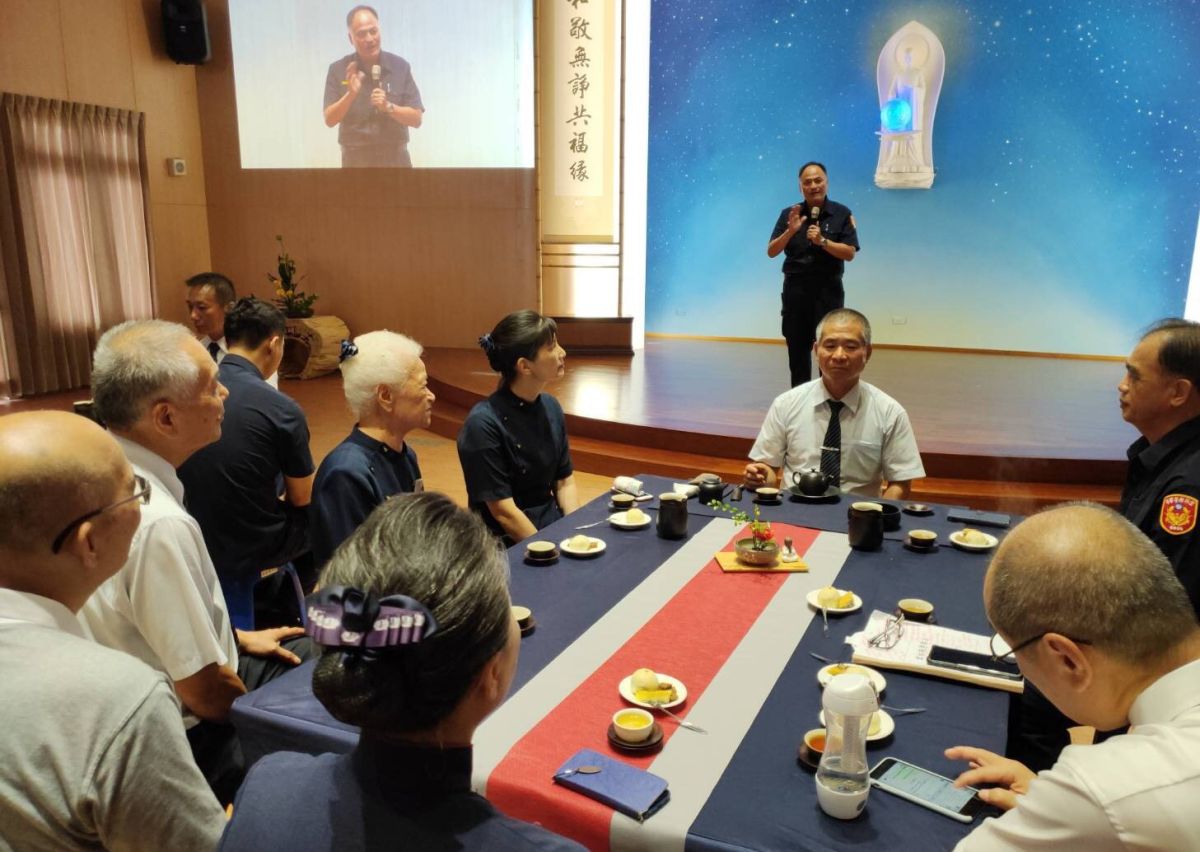 ▲北港警分局聯合勤教改在慈濟北港聯絡處舉辦一場「茹素環保愛地球」愛灑茶會活動。（圖／記者蘇榮泉攝，2019.06.26）
