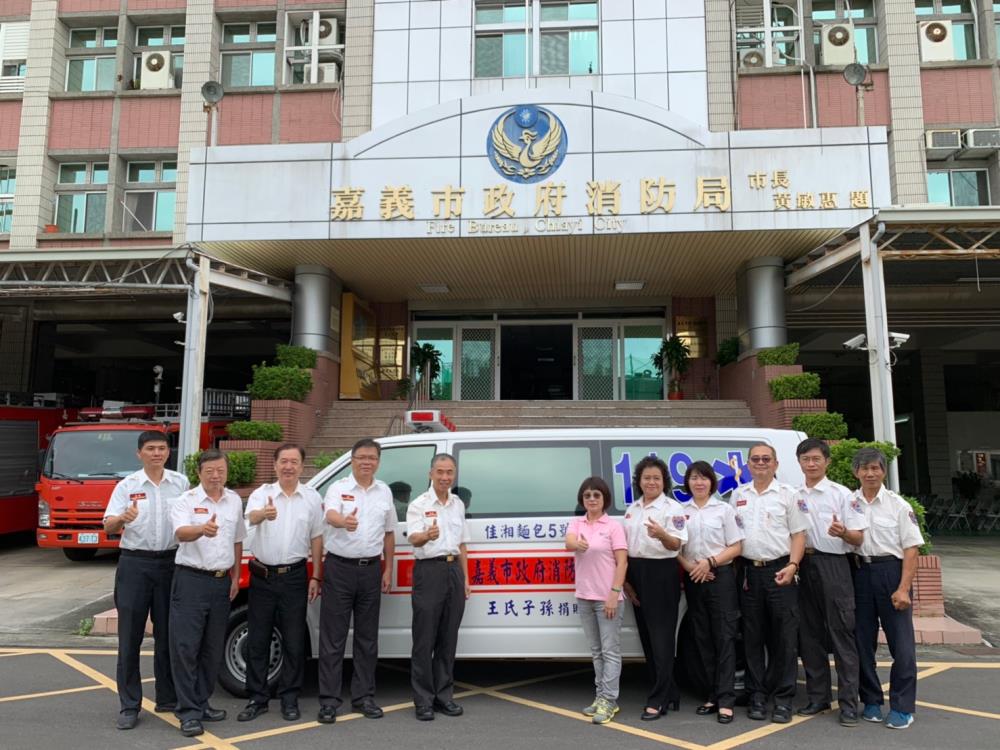 ▲黃秀芬捐贈配有自動心臟電擊器等精良器材的救護車。（嘉義市消防局提供）