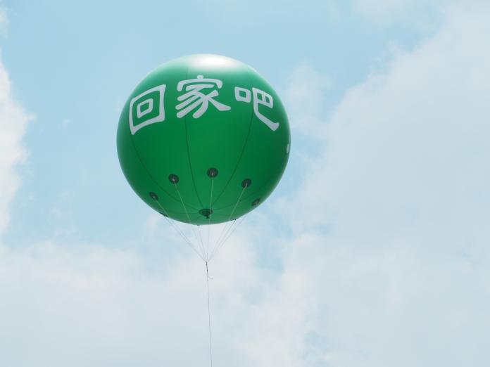 ▲長榮日前升起「回家吧」超大綠氣球，盼罷工空服員回來服勤。（圖／記者李春台攝, NOWnews資料照片）