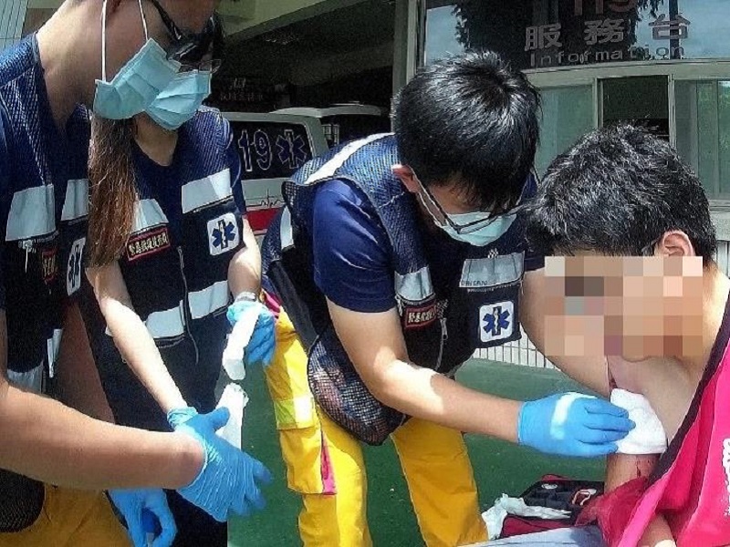 ▲救護人員為傷者緊急進行處置。（嘉義市消防局提供）