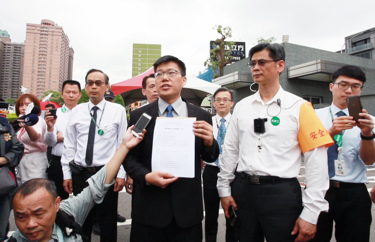 ▲委任律師蔡頤奕表示，將取得委任人同意後，於下午3時前由律師代表至派出所報案，以妨礙護照條例為由控告工會幹部。（圖／記者李春台攝, 2019.06.27）