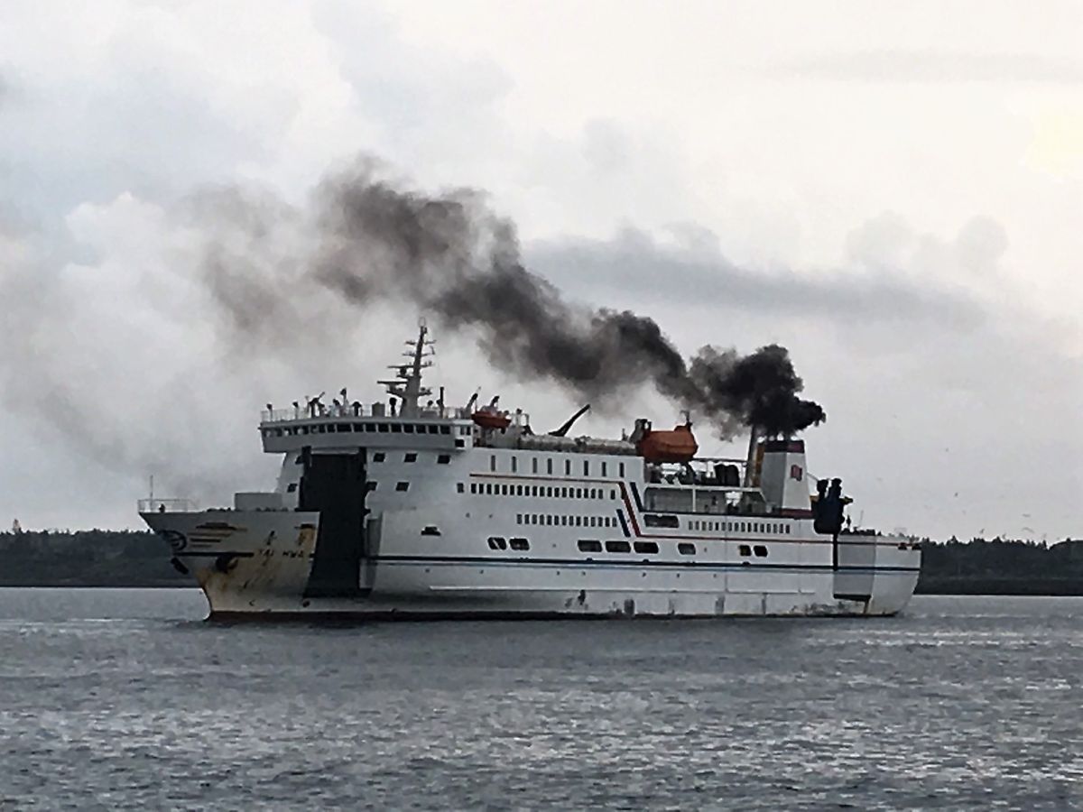 ▲高齡29歲的台華輪變身「黑煙怪獸」，每次進出馬公港黑煙竄天，相當可怕，對於標榜藍色公路的政府而言，真是一大諷刺。（圖／記者張塵攝，2019.06.26）