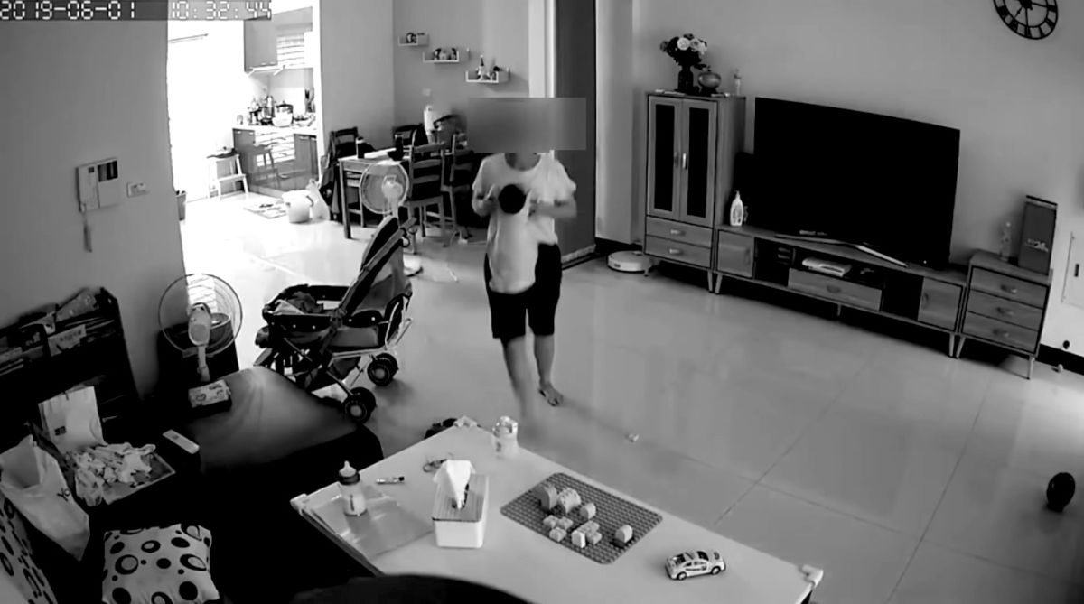 ▲台南一對新生兒的家長 26 日在 PTT 上 PO 文指控一名月嫂疑似虐待嬰兒的行徑，並且公開監視器畫面。（圖／翻攝自 Youtube）