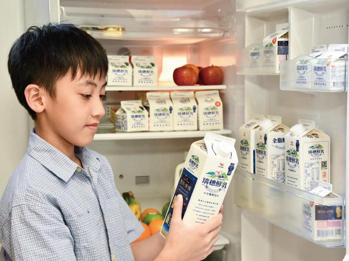 （1280X960）建議家長在冰箱準備足量鮮乳，讓孩子隨時倒來當點心，輕鬆做到每天兩份奶