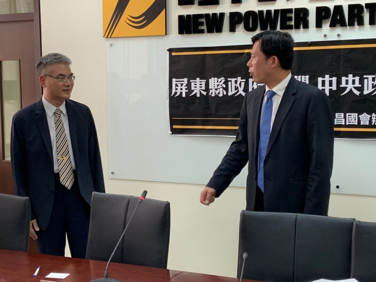 在記者會結束後，黃國昌仍不斷跟農委會官員抱怨，要官員再帶話給主委陳吉仲。 (圖/記者吳承翰攝)