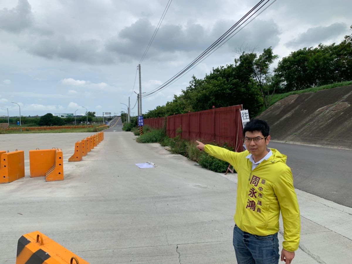 ▲議員周永鴻會勘花博神岡停車場及接駁站，遭市府「辦後不理」，呈現路樹遮道、圍籬未拆、路燈不亮、交通動線及指示規畫不當等缺失。 (圖／柳榮俊攝2019.6.27)