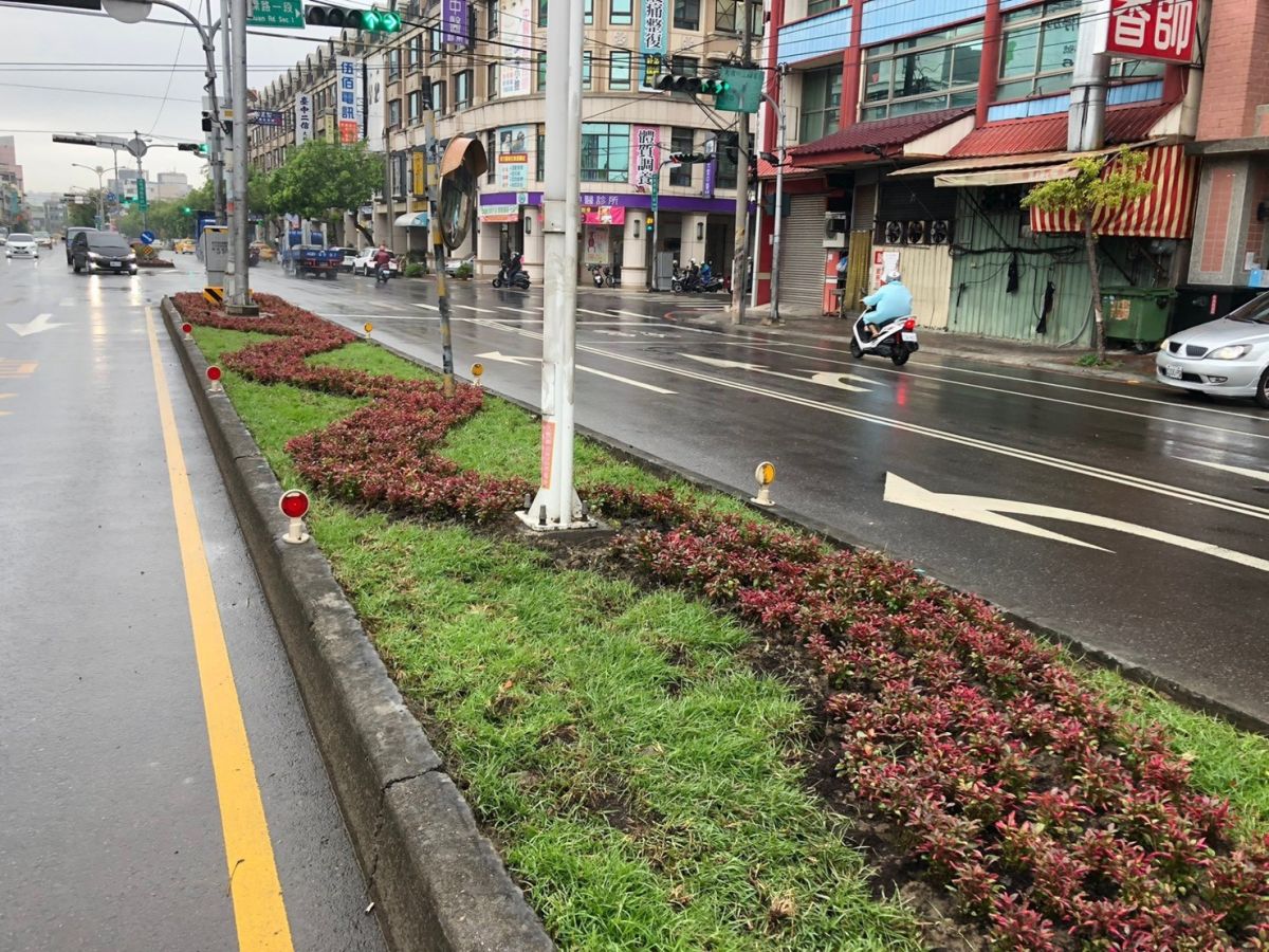 ▲台中市中央分隔島、槽化島試辦道路綠美化提升。 (圖／建設局提供2019.6.27)