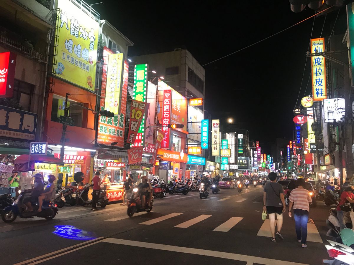 ▲高雄鳳山中山路商圈採買及餐飲機能完善，從白天熱鬧到凌晨。（圖／信義房屋提供） 