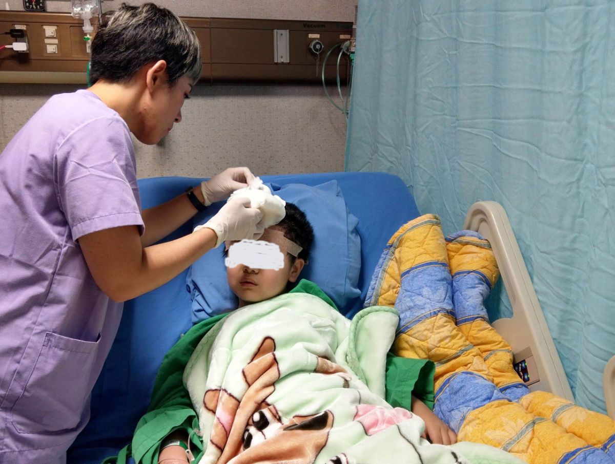 ▲普悠瑪火車翻覆事故，傷者中年紀最小的7歲謝姓男童，今（27）日由博愛醫院醫療團隊以微創內視鏡手術取出骨釘，目前復原良好，已可正常進食。（圖／羅東博愛醫院提供)