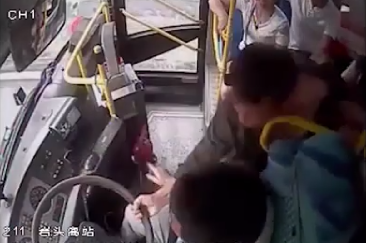 ▲中國大陸浙江省一名高中女孩，搭公車時即時制止搶方向盤的乘客。（圖／翻攝自行視頻）