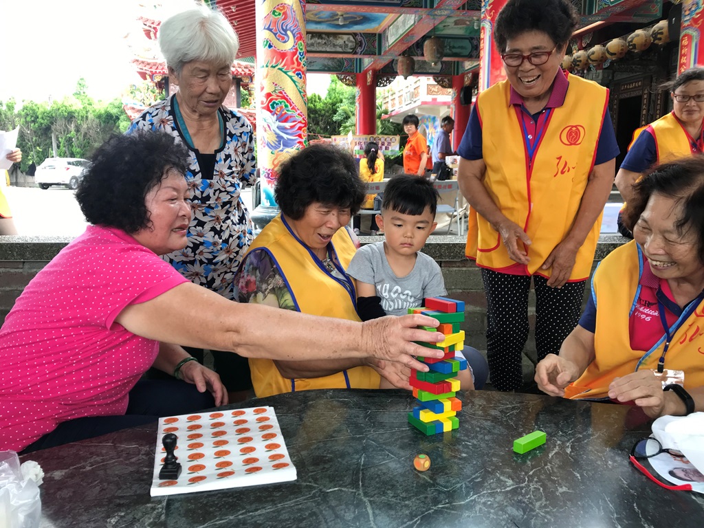 ▲長輩帶著孫子在最熟悉的廟口玩積木疊疊樂，期待未來能開創廟口新文化。（圖／記者陳雅芳攝，2019.06.27）