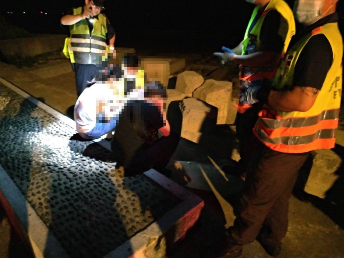 ▲金湖分局員警於尚義海堤尋獲失聯女子。（圖／金湖分局提供）