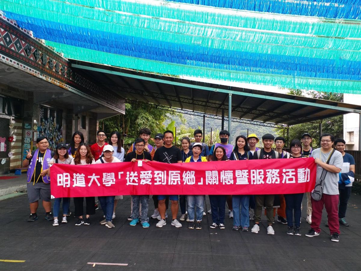 ▲明道大學與南投縣信義鄉的羅娜部落(布農族)合作，志工學生以布農族故事為主題替部落彩繪圍牆。（圖／記者陳雅芳攝，2019.06.27）