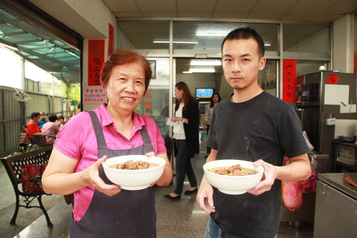 ▲魏也好和兒子林俊宇一起經營的明山牛肉麵，好魏到隱身在桃園區民族路橋下。（圖／記者李春台攝）