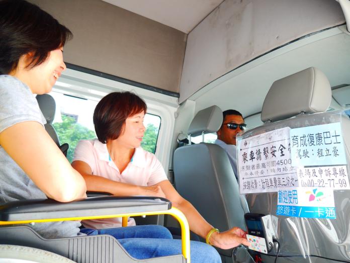 ▲新北市復康巴士自7月1日起，全面啟用智慧刷卡服務。（圖／新北市交通局提供）