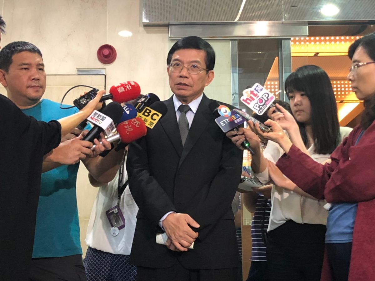 ▲勞動部抱怨交通部「說太多」，政務次長王國材今（ 27 ）日於應變會議後受訪，被問及長榮勞資雙方協商進度，趕緊噤口只說「要問勞動部」，只針對疏運問題回應。（圖／記者陳致宇攝, 2019.06.27）