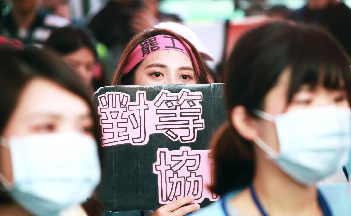 ▲工會上午突然宣布，為了明後兩日為是否繼續罷工投票作業準備，晚會延期，至於明天的投票流程將於下午4點另行公布。（圖／記者李春台攝, 2019.06.28）