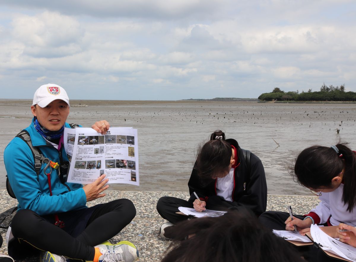 ▲把教室移到香山濕地，老師指導孩子如何觀察招潮蟹種類。（圖／康橋提供）