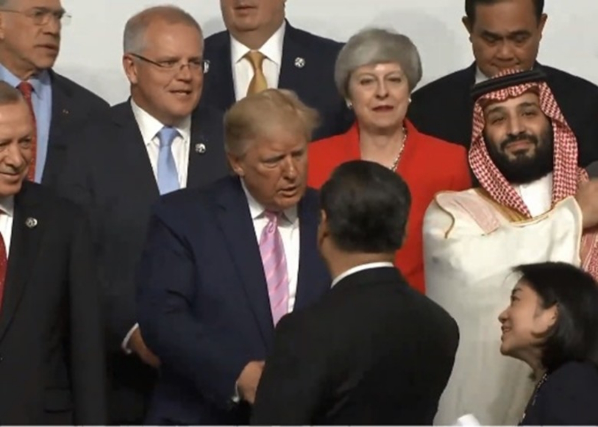 ▲習近平在G20大合照前，主動走向川普握手交談。（圖／截自Twitter影片）