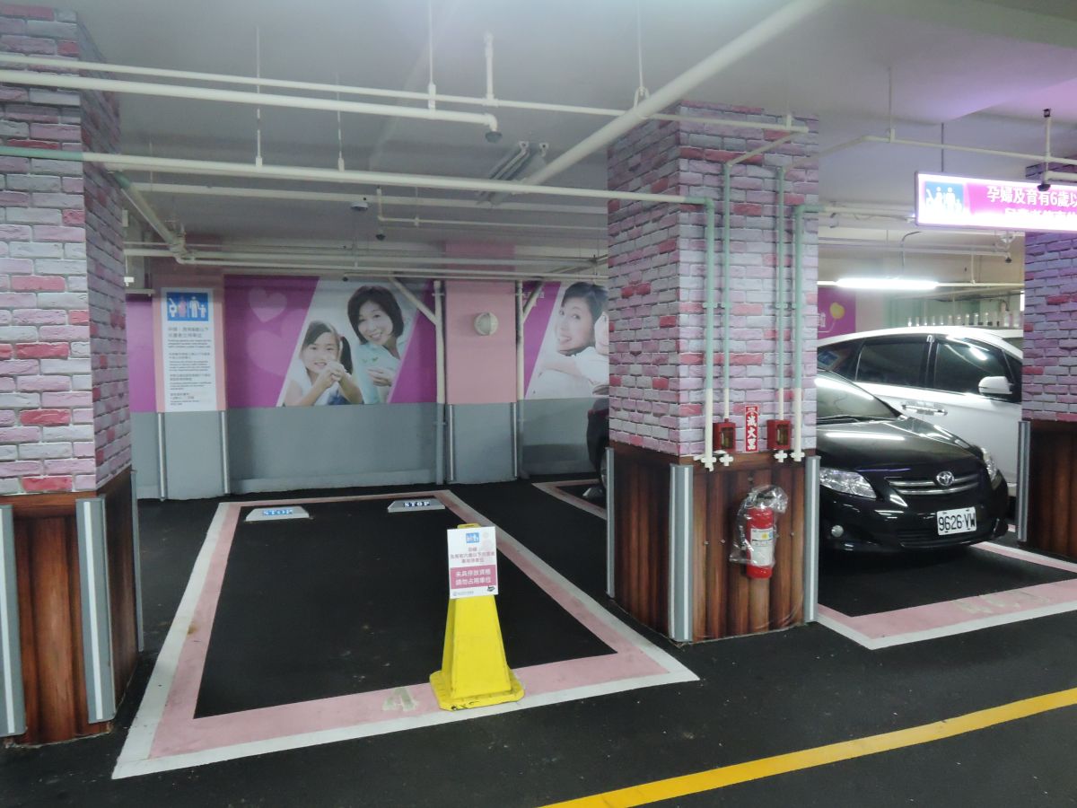 ▲違規占用婦幼車位者將被處以最高新臺幣1200元罰鍰。（圖／新北市交通局提供）