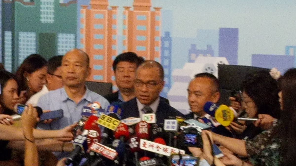 ▲高雄市長韓國瑜今(28)日針對觀光局長潘恒旭25日出席一場烏龍小三通首航典禮引發爭議，韓國瑜除為此致歉強調，也特別請副市長葉匡時做說明，潘恒旭也當場為此事致歉。(圖／記者郭凱杰攝，2019.06.28)
