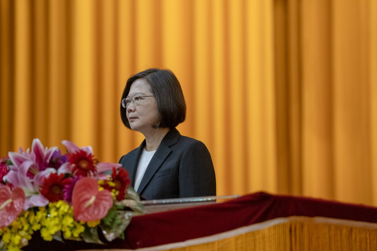 台北市長柯文哲重要政策的雙子星案，日前遭投審會駁回，引發外界質疑政府卡柯之說。對此，蔡英文28日受訪時表示，雙子星案是基於國安需求的專業的決定，絕對沒有所謂的卡誰或是政治性的考量。（圖／總統府提供）