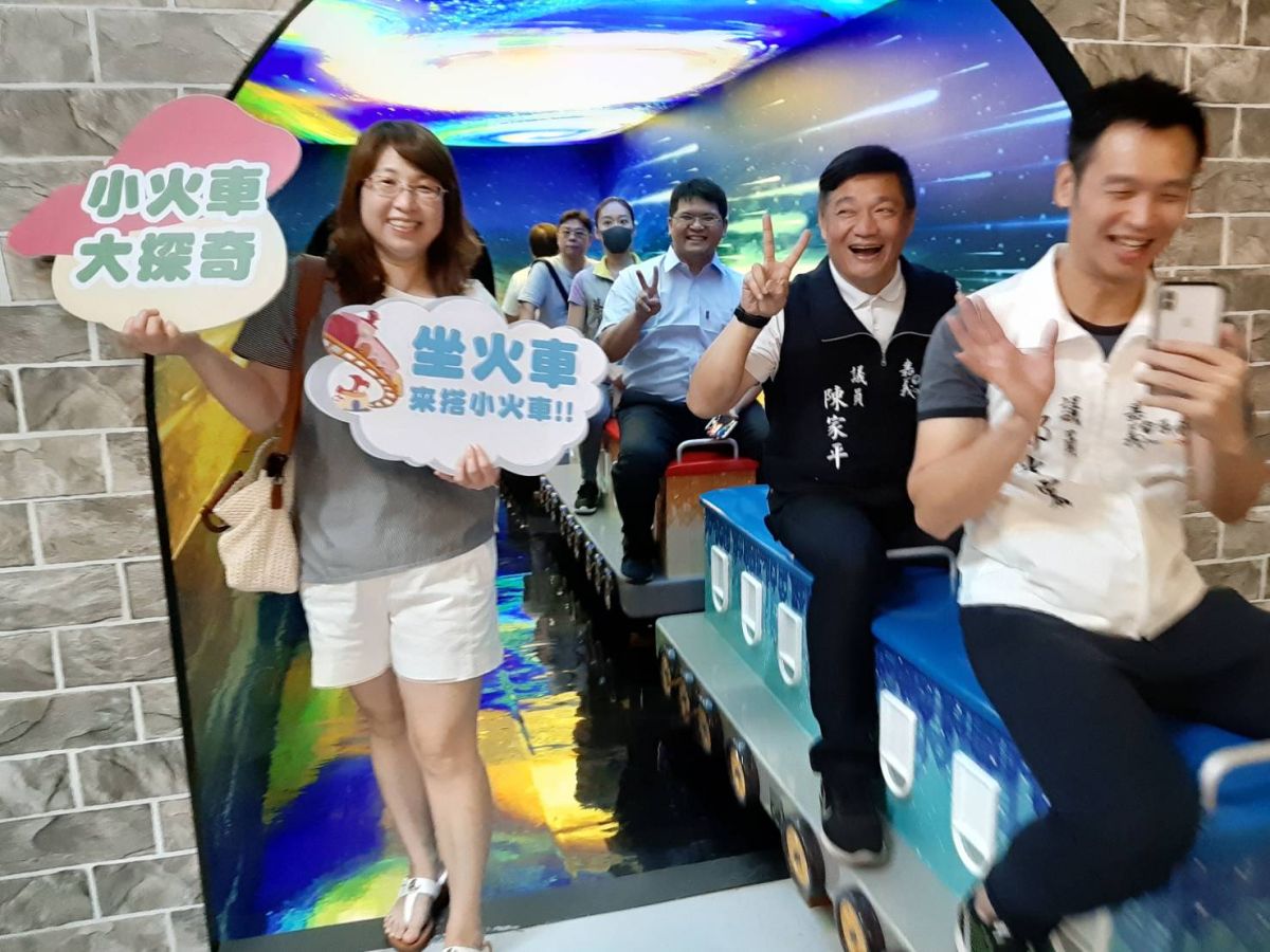 ▲坐火車、過山洞，連大人來坐都很樂。（圖/記者邱嘉琪攝，2019.06.28）