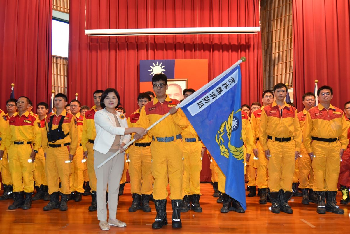▲縣長張麗善授旗予雲林縣消防局特種搜救隊。（圖／記者蘇榮泉攝，2019.06.28）