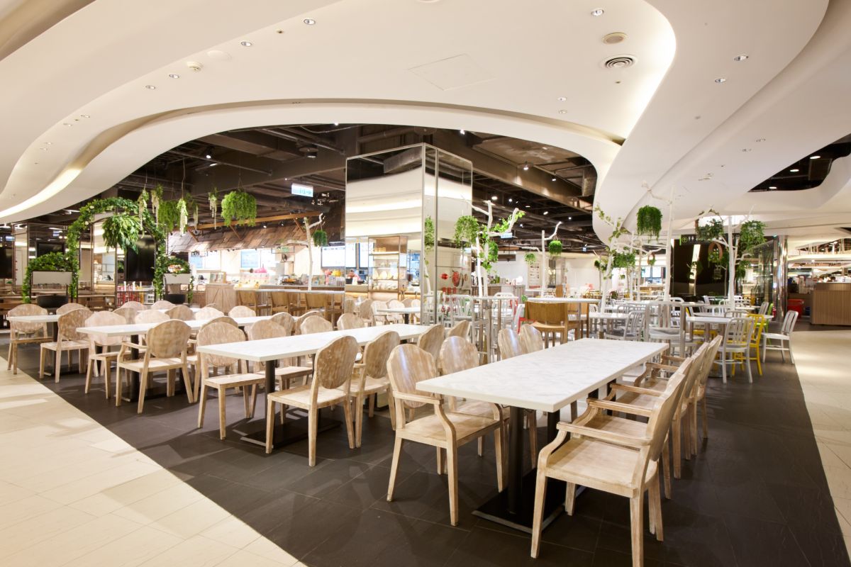 ▲暑假到來，百貨公司也趁勢改裝完畢迎接人潮。像是京站完成10年來的B3美食街首次全面改裝，不僅座位從700增至800個，現場更打造成圖書館、村落與森林等三大主題。（圖／京站提供）