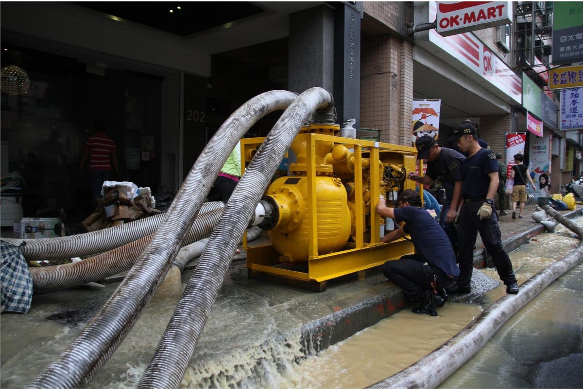 ▲目前台灣政府出動軍隊救災氾濫，連地區性淹大水也要軍隊去復原。（圖／青年日報）
