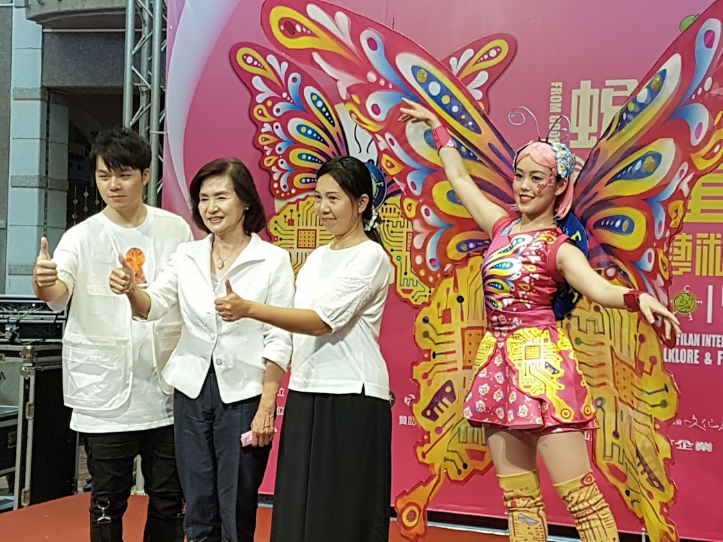 ▲宜蘭縣長林姿妙(左二)與「爽樂團」主唱紅中（左一）及宜蘭縣社會福利中心成員合影。（圖／記者李清貴攝,2019.06.28)