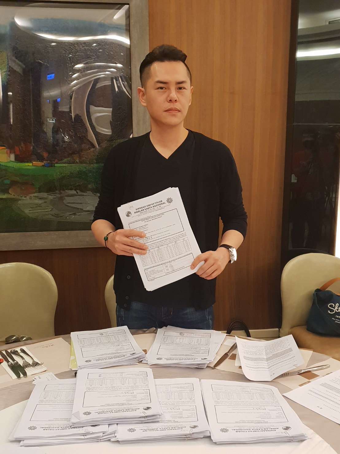 ▲遭教育部抹黑的世新國際人力資源公司負責人周海澄，出示證件駁斥教育部抹黑。（圖／金武鳳攝，2019.6.28)