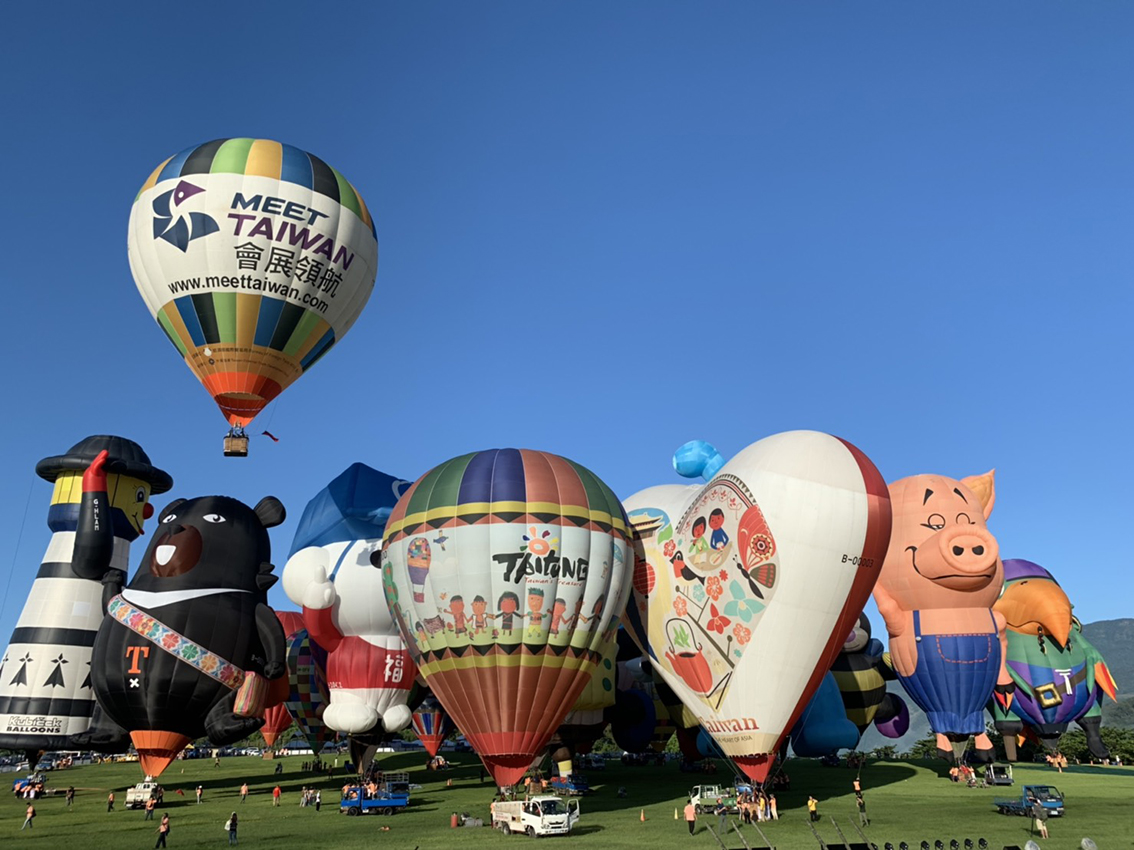▲2019台灣熱氣球嘉年華清晨6時在鹿野高台盛大開幕，吸引各地民眾前來一睹造型熱氣球的風采。（圖／台東縣政府提供）