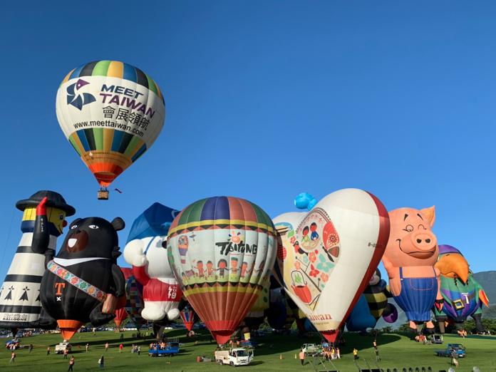 熱氣球嘉年華盛大開幕　首日湧進上萬人
