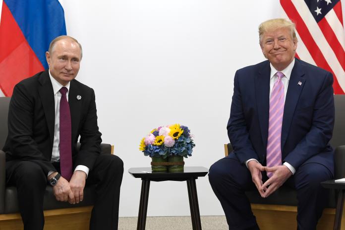 ▲G20峰會上，川普對坐在一旁的俄羅斯總統說，「不要干涉（美國）選舉」。（圖／美聯社／達志影像）