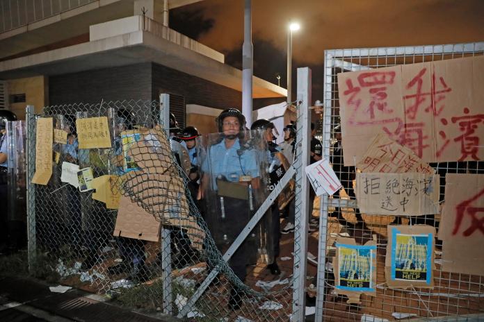 ▲不滿中環海濱成為解放軍的軍用碼頭，「反送中」民眾28日深夜一度闖入被鐵絲網圍封的海濱抗議。（圖／美聯社／達志影像）