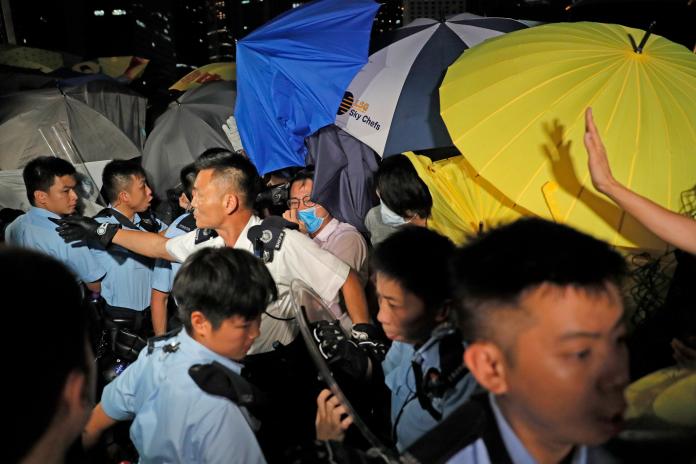 ▲抗議民眾與警方爆發推擠衝突。（圖／美聯社／達志影像）