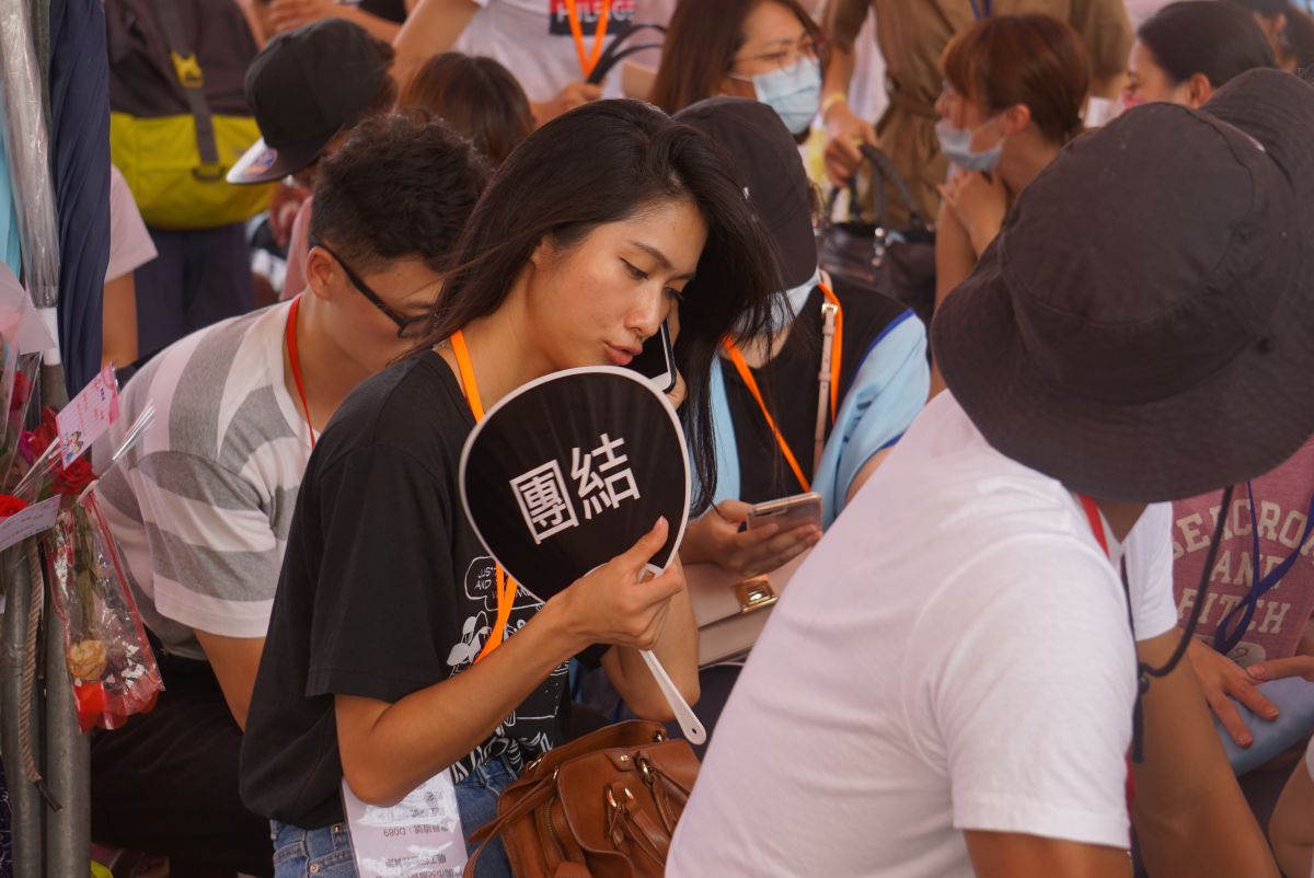 ▲長榮空服員罷工今（29）日邁入第10天，桃園市空服員職業工會自昨晚10點起開放會員投票，決定是否繼續罷工。（圖/記者呂炯昌攝）