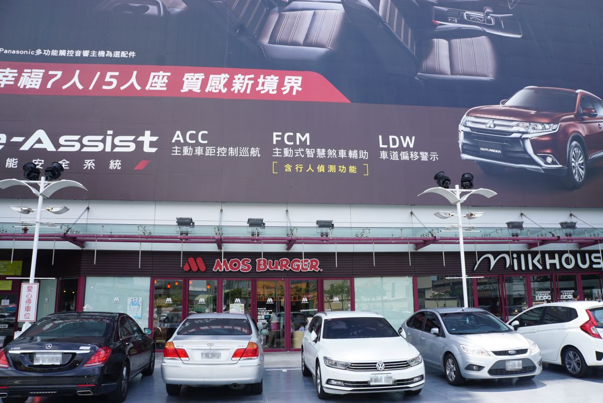 ▲位於長榮園區對面家飾賣場一樓的這家速食店，是最近全台空姐密度最高的速食店。（圖／讀者提供）