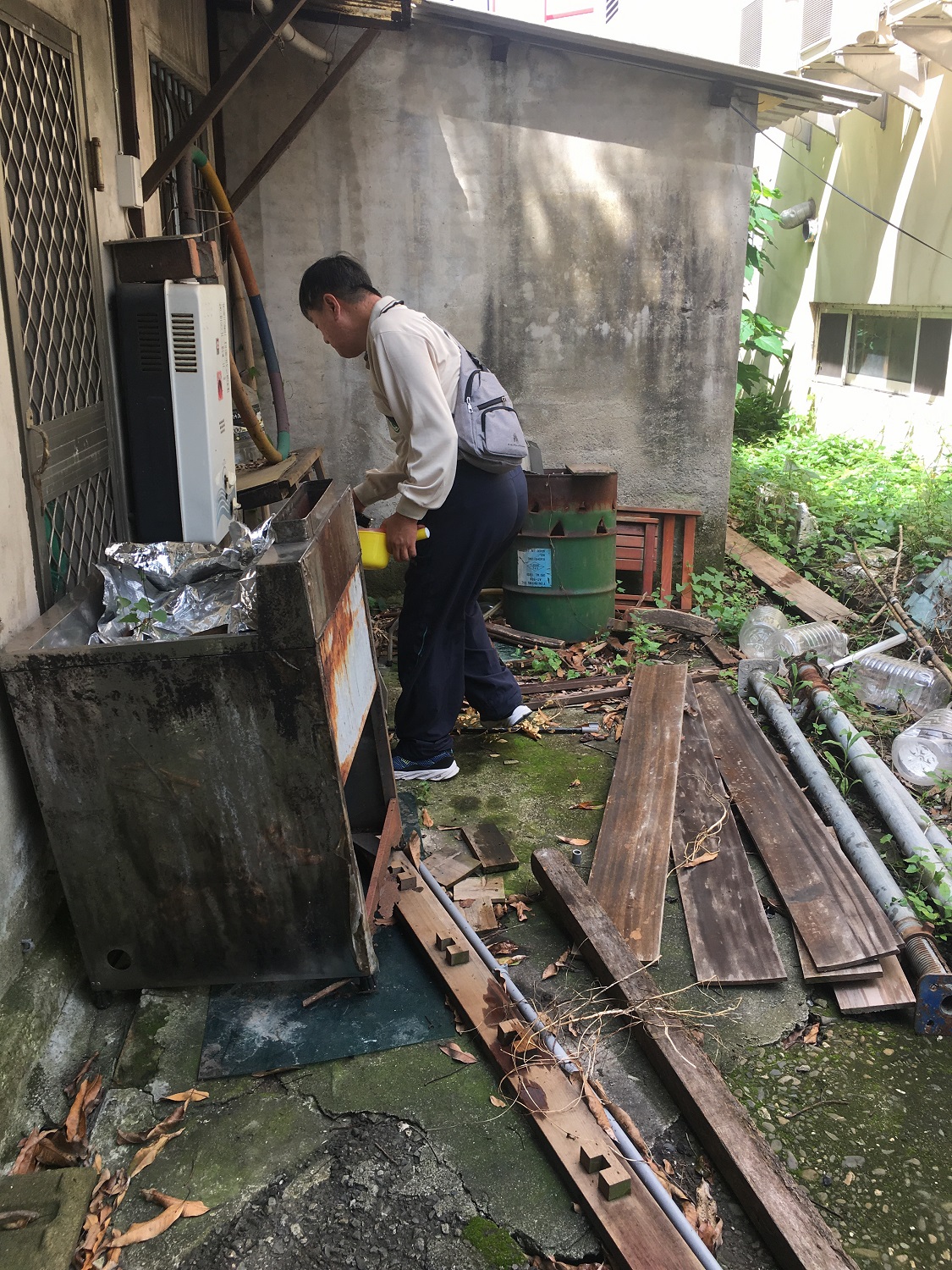 ▲永康區甲頂里孳生源清除。（圖／台南市登革熱防治中心提供）