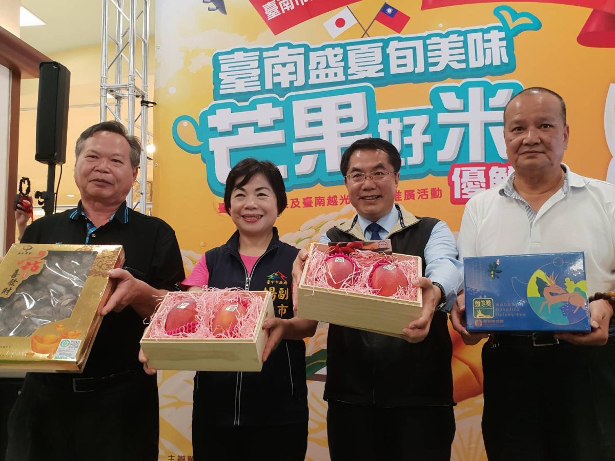 ▲台南市長黃偉哲到台中行銷愛文芒果，呼籲消費者支持農業不分藍綠。（圖／金武鳳攝，2019.6.29)