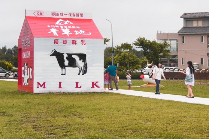 ▲所區內巨型「青草地」牛奶盒，成為最夯打卡熱點。（圖／蔡若喬攝, 2019.06.29）