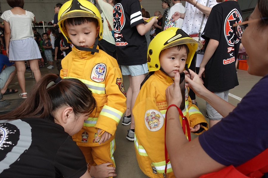 ▲新北市政府消防局與知名潮流品牌及日本品牌跨國聯名合作，於29日舉辦小小消防員體驗營活動。（圖／新北市消防局提供）