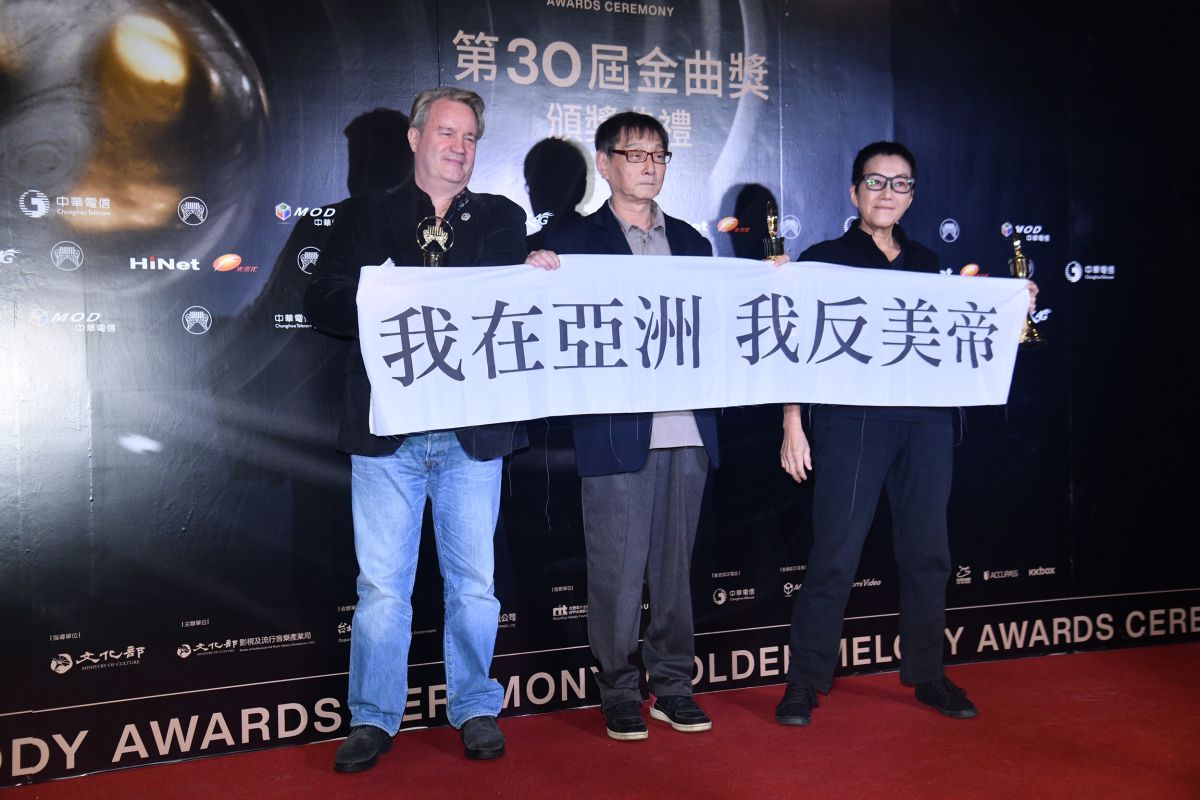 ▲王明輝、陳主惠、司徒松領取本屆特別貢獻獎，三人手拿布條表達訴求。（圖／影像中心攝 , 2019.06.29）