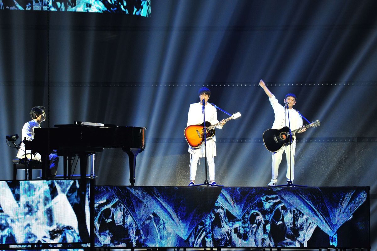 ▲柚子YUZU、蔡旻佑表演〈光榮之橋〉。（圖／台視）