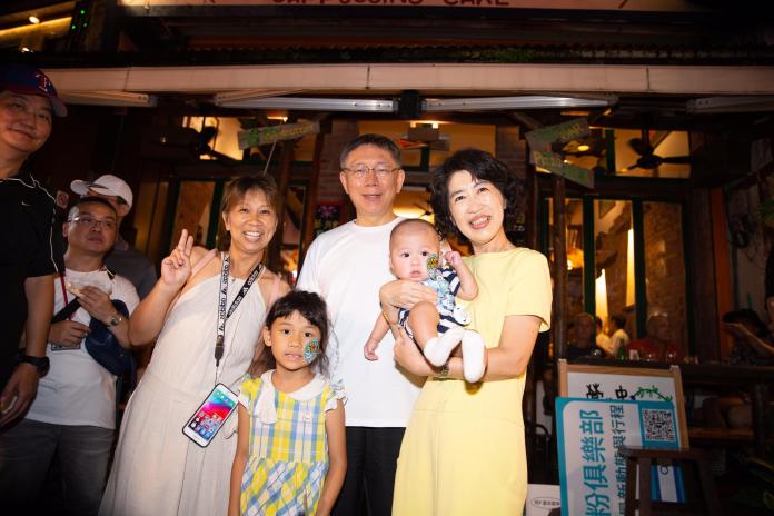 台北市長柯文哲參訪墾丁大街與熱情民眾合影。（圖 / 柯粉俱樂部提供）